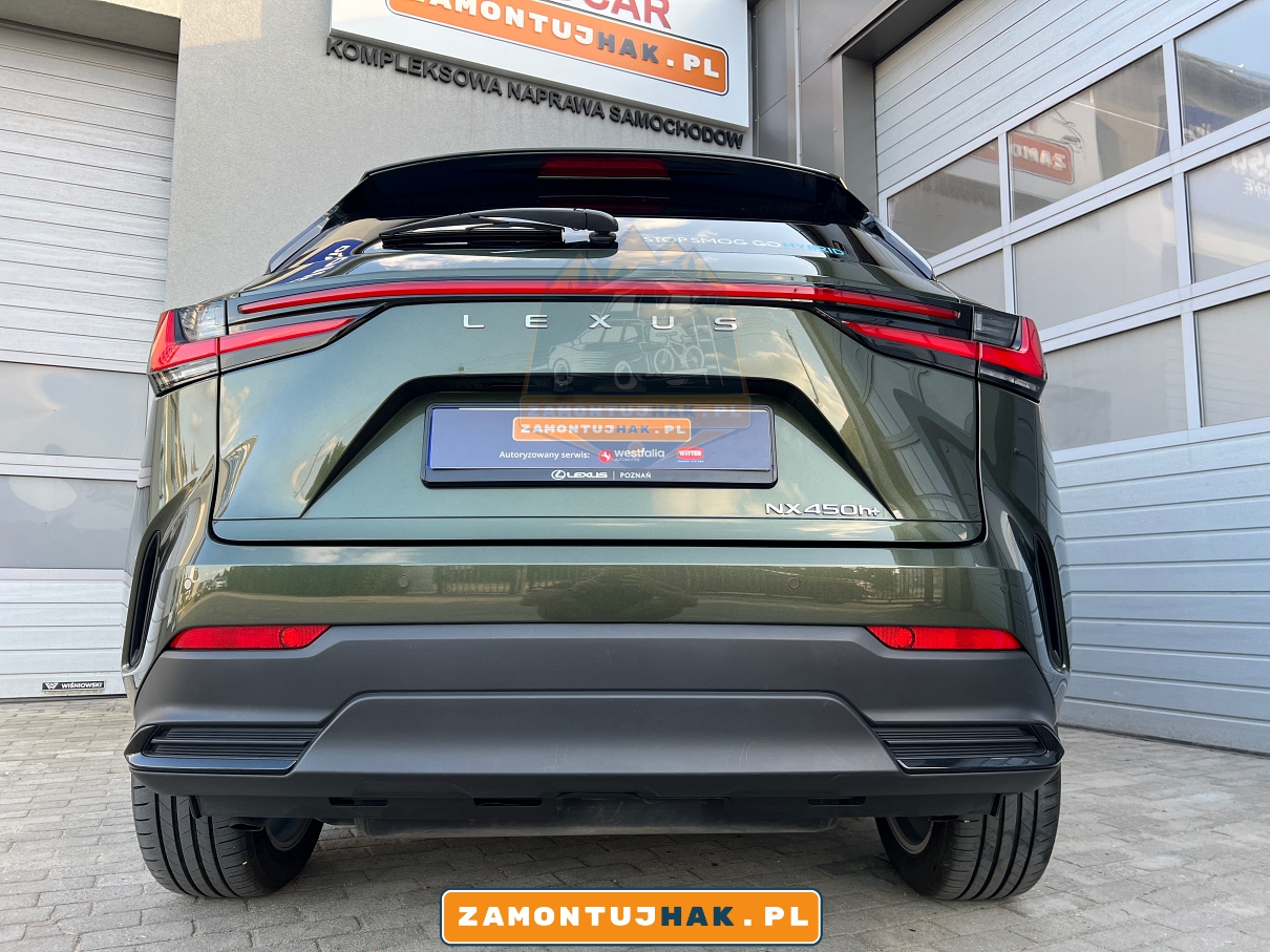 Bliskie zdjęcie zdemontowanej kuli haka holowniczego Lexus NX450h+ - dokładny proces montażu